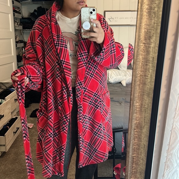 Robe - Picture 2 of 5